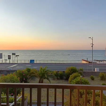 Ferienwohnung La Riva Del Mare Santa Teresa Di Riva Exterior foto