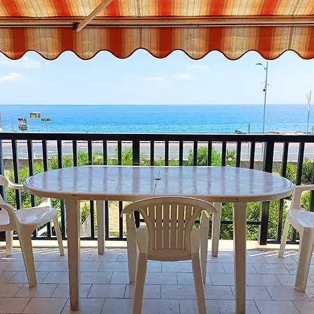 Ferienwohnung La Riva Del Mare Santa Teresa Di Riva Exterior foto