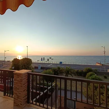 Ferienwohnung La Riva Del Mare Santa Teresa Di Riva Exterior foto