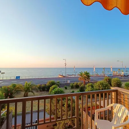 Ferienwohnung La Riva Del Mare Santa Teresa Di Riva Exterior foto