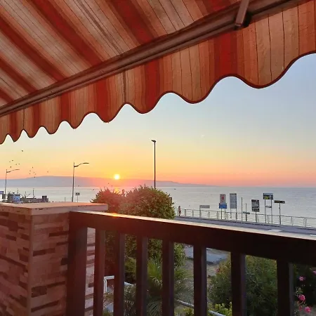 Ferienwohnung La Riva Del Mare Santa Teresa Di Riva Exterior foto