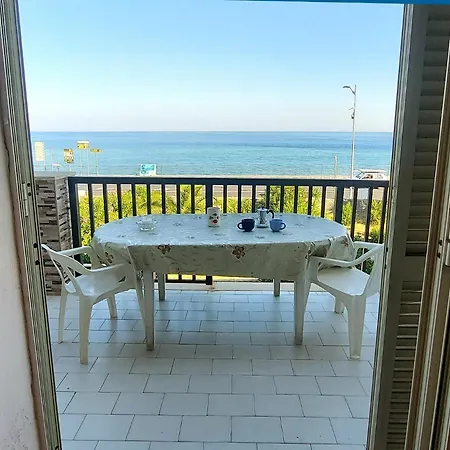 Ferienwohnung La Riva Del Mare Santa Teresa Di Riva Exterior foto